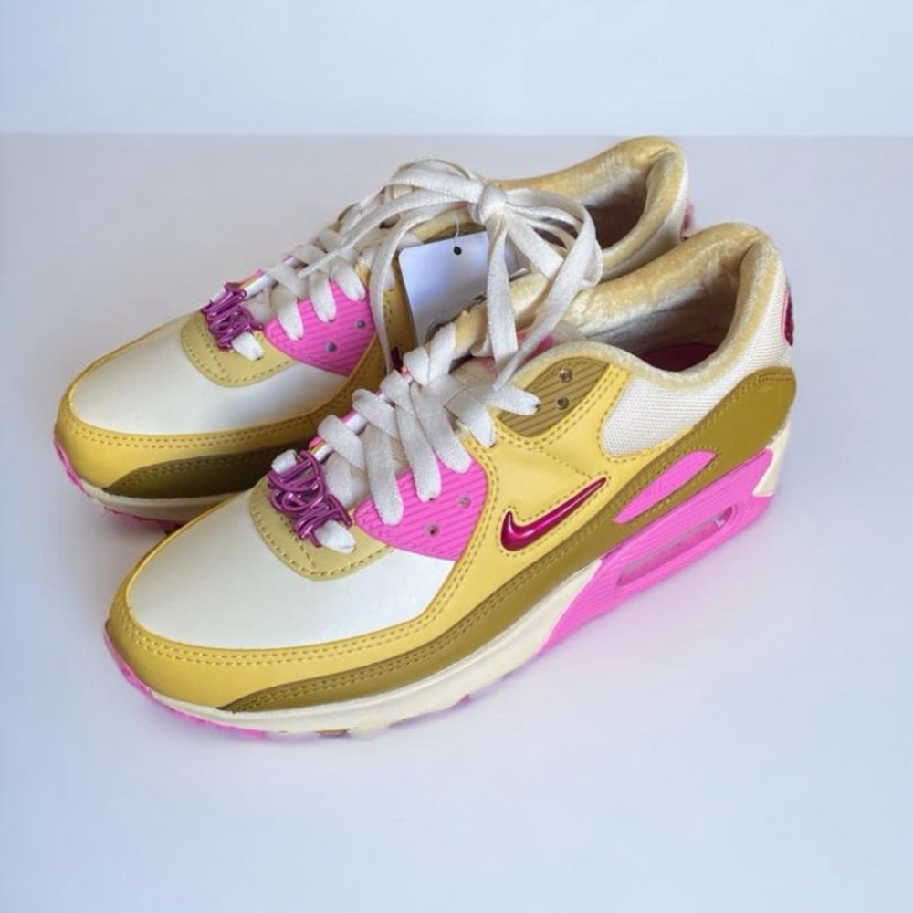 NWT Nike Air Max 90 women’s sneakers - Cream, pink and mustard/yellow